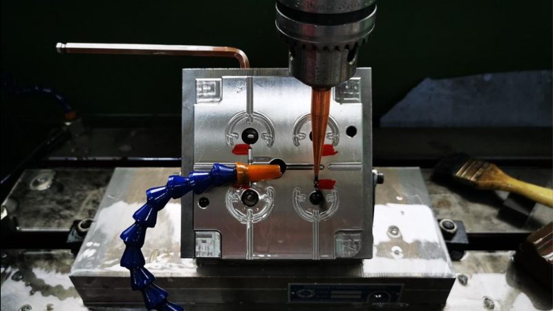 橡胶模具的尺寸参数主要包括以下几方面：