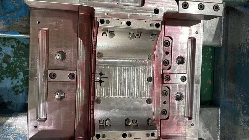 冲压连续模与工程模：关键差异与选型考量